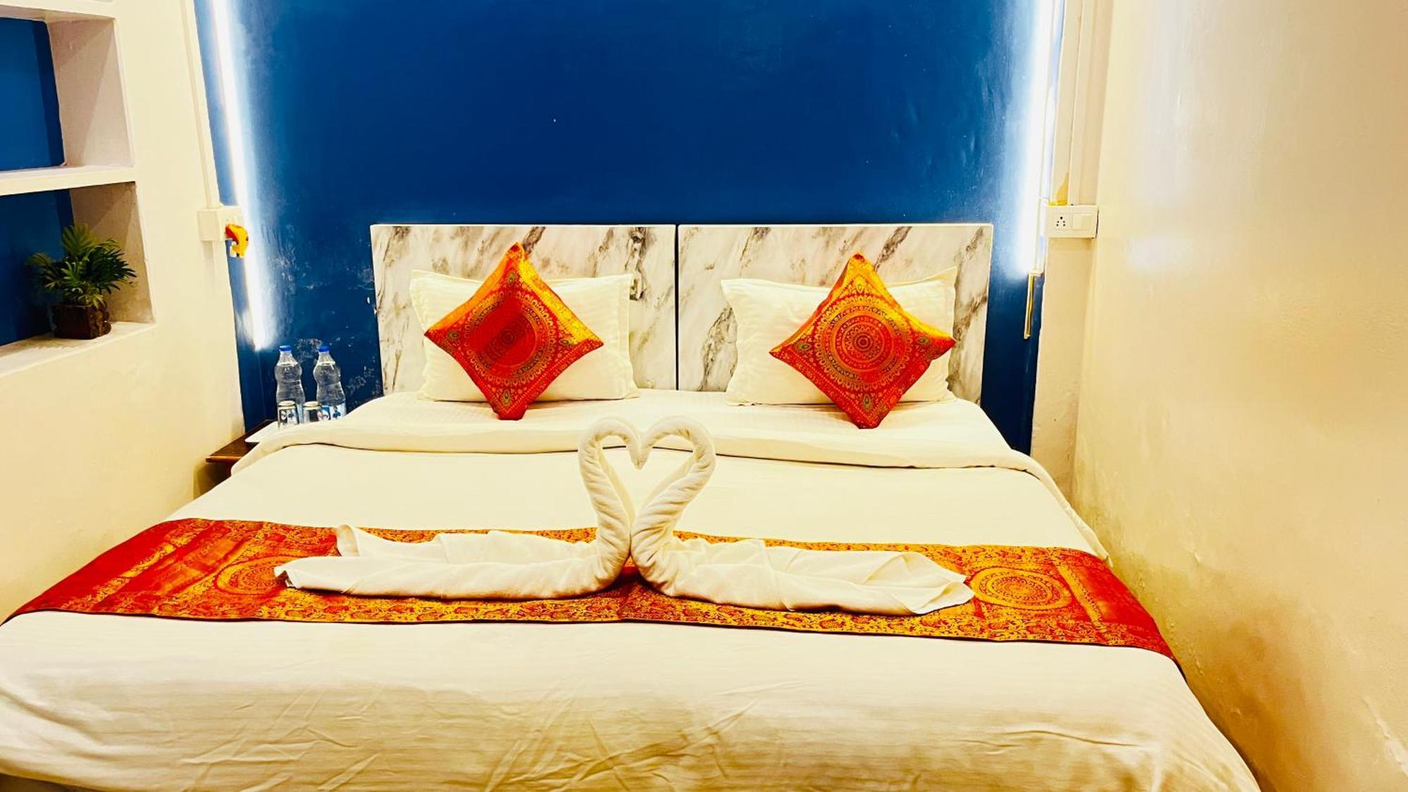 Vibe N Joy Hotel Varanasi Exterior photo