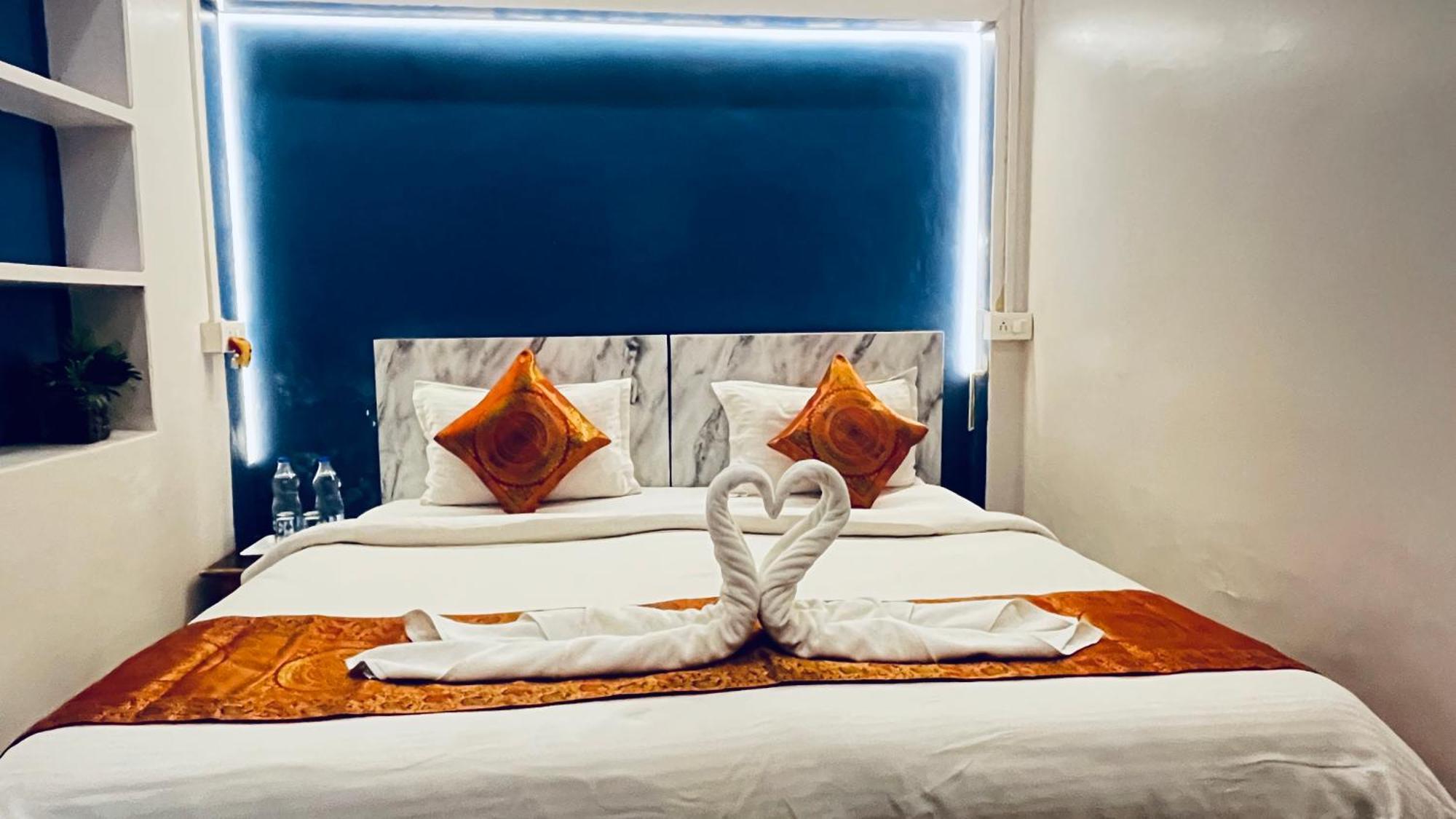 Vibe N Joy Hotel Varanasi Exterior photo