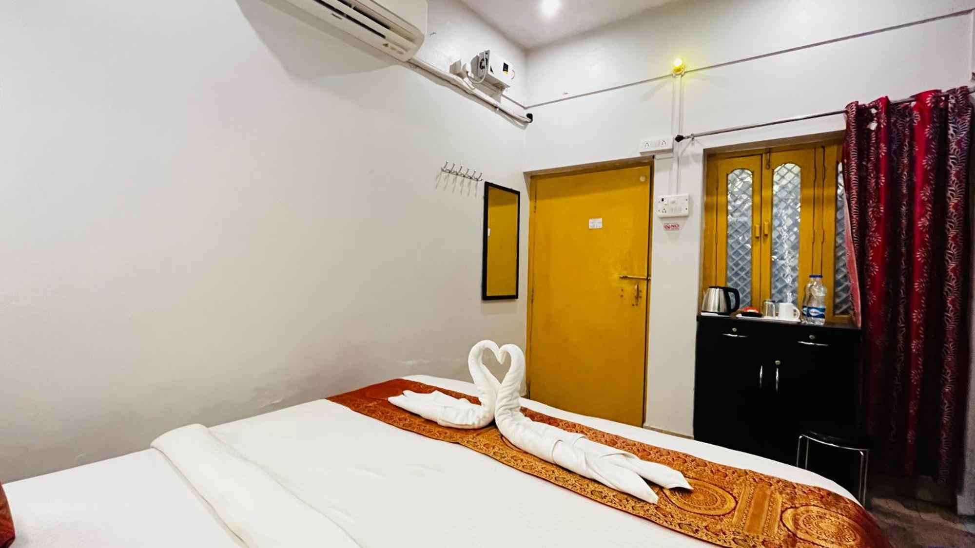 Vibe N Joy Hotel Varanasi Exterior photo