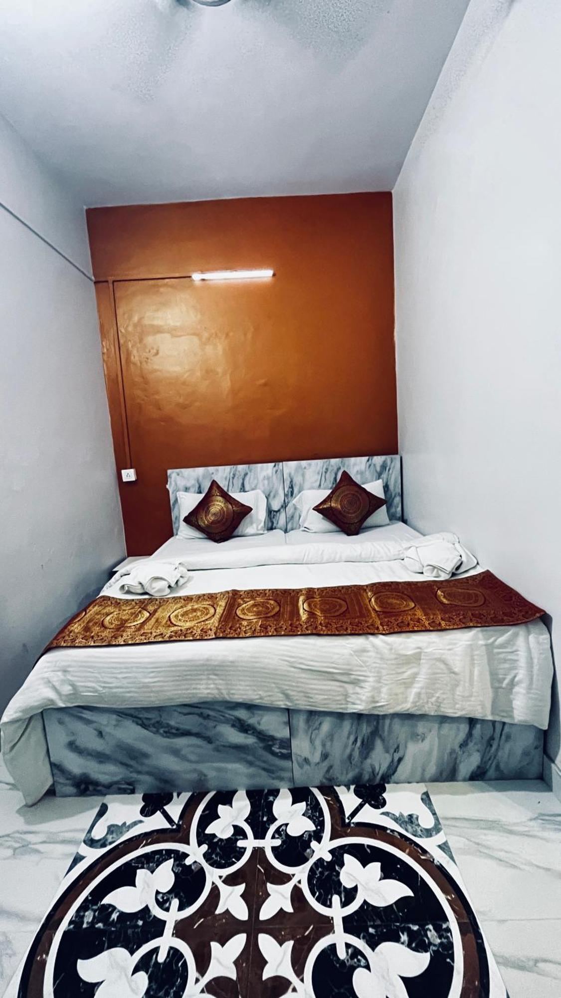 Vibe N Joy Hotel Varanasi Exterior photo