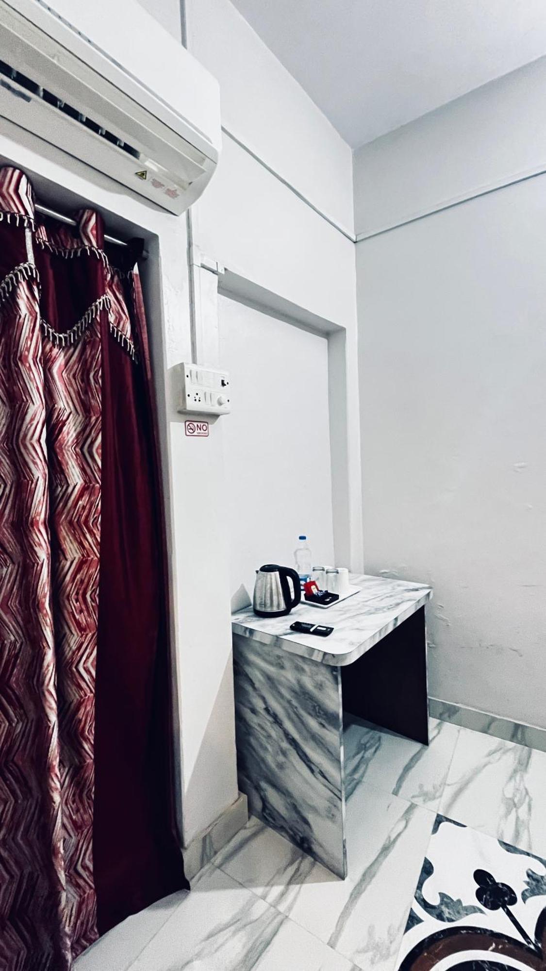 Vibe N Joy Hotel Varanasi Exterior photo