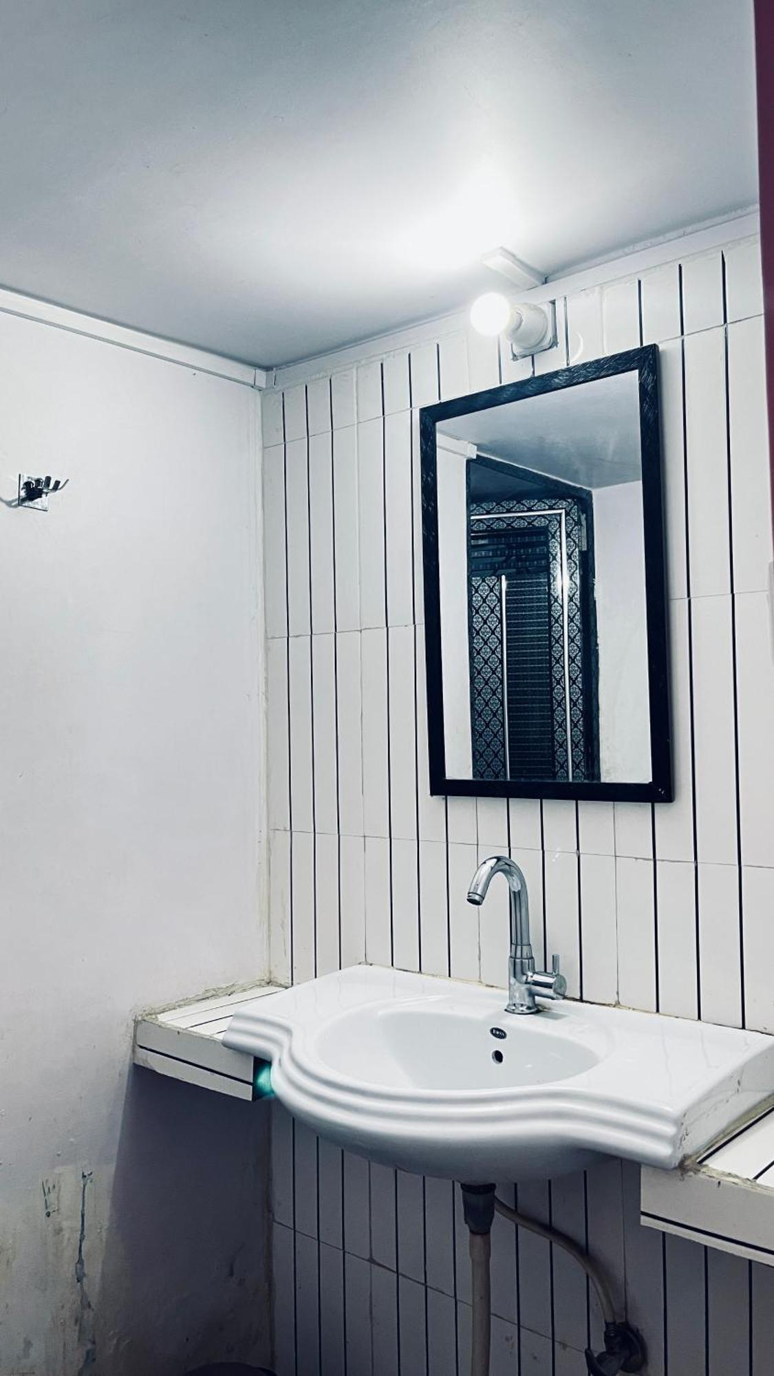 Vibe N Joy Hotel Varanasi Exterior photo