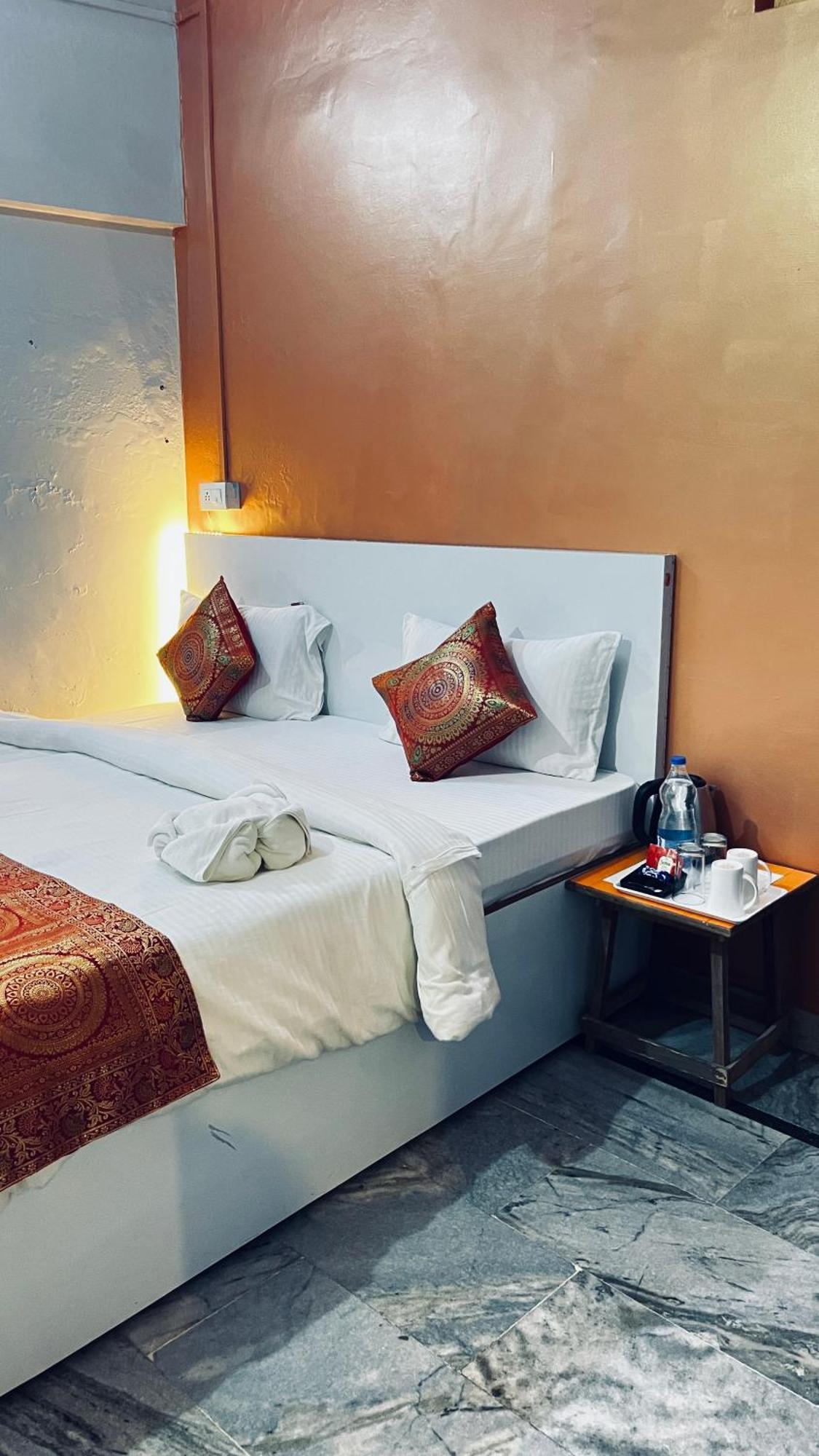 Vibe N Joy Hotel Varanasi Exterior photo