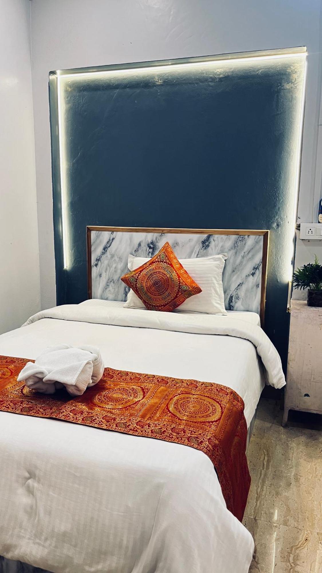 Vibe N Joy Hotel Varanasi Exterior photo